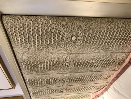 Bed kussen design luxe tweepersoonsbedden slaapkamer hout Croco stijl design nieuw