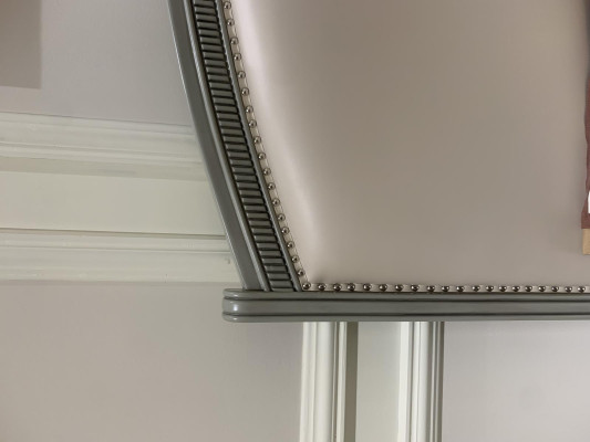 Premium tweepersoonsbed in klassiek design in grijs met beige leren bekleding.