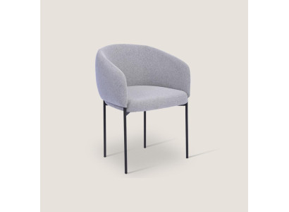 Grijze gestoffeerde stoel met armleuningen, ontwerper fauteuil voor één persoon in de woonkamer.