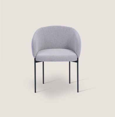 Grijze gestoffeerde stoel met armleuningen, ontwerper fauteuil voor één persoon in de woonkamer.