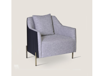 Grijze eenzits luxe fauteuil met roestvrijstalen poten voor de woonkamer, houten frame.