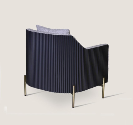 Grijze eenzits luxe fauteuil met roestvrijstalen poten voor de woonkamer, houten frame.