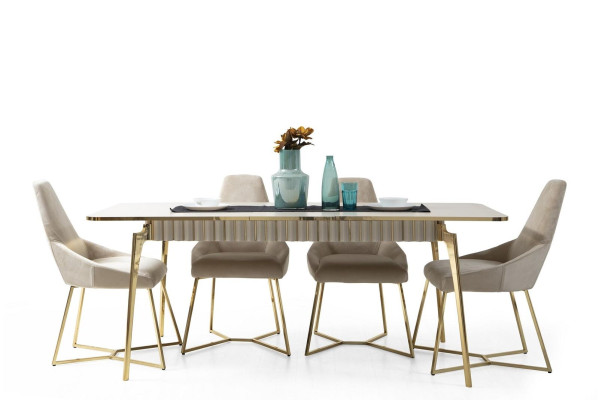 Gouden eetkamerset luxe set eettafel met stoelen designmeubelen.