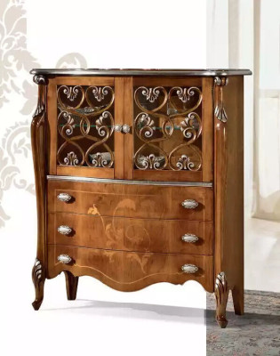 Klassieke bruine antieke stijl commode met 3 laden voor opbergruimte in de woonkamer.