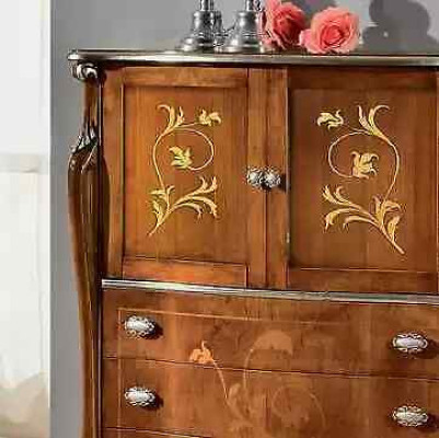 Klassieke bruine antieke stijl commode met 3 laden voor opbergruimte in de woonkamer.