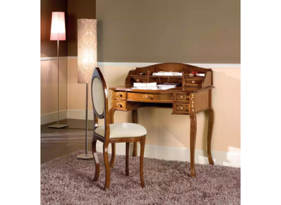 Klassiek bureau met bruine houten stoel in een werkkamer.