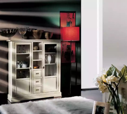 Woonkamer meubels houten vitrinekast glazen kast massief hout dressoir vitrine.