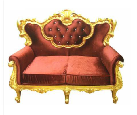 Mooie 2-zitsbank met een levendige kleurencombinatie van nobel rood en glanzend goud in barokstijl.