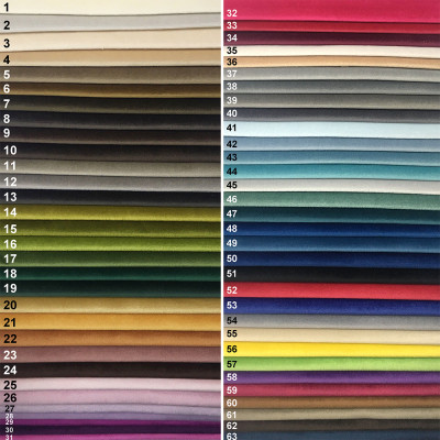 Mooie 2-zitsbank met een levendige kleurencombinatie van nobel rood en glanzend goud in barokstijl.