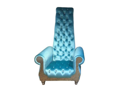 Een verfijnde fauteuil met een hoge rugleuning en een ontwerp dat doet denken aan een Voltaire-fauteuil.