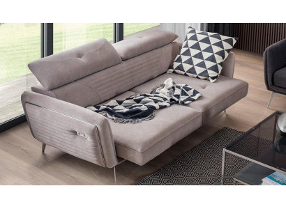 Luxe, modieuze tweezitsbank met textielbekleding op hoge poten.