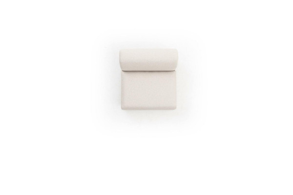 Grote aantrekkelijke 6-zits bank in eenvoudig ontwerp van premium materialen in beige.