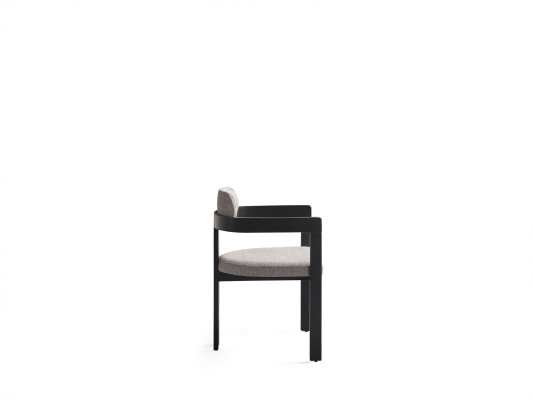 Een ultramoderne stoel met een ongebruikelijke vorm en interessante poten met een comfortabele rugleuning in grijs-zwart voor de eetkamer.