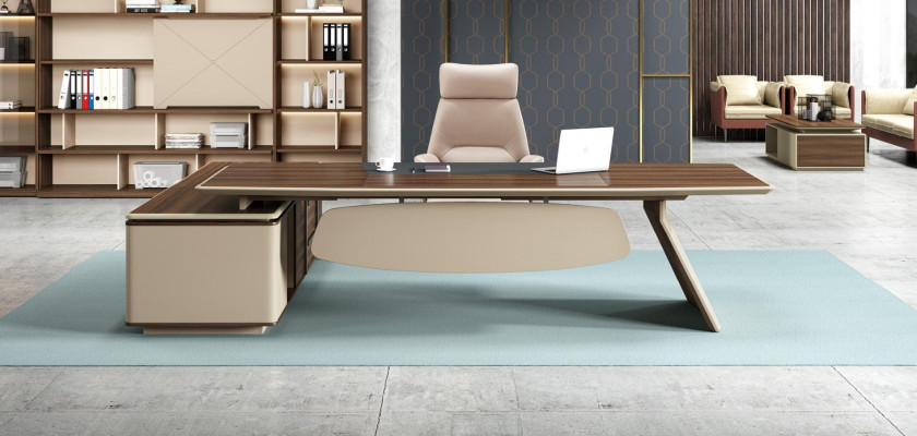 Elegante bureau en grote kantoorkast in eigentijds design.