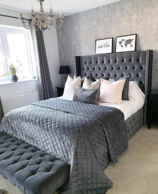 Groot stoffen bed in Chesterfield design Gestoffeerde textiel designer tweepersoonsbedden.