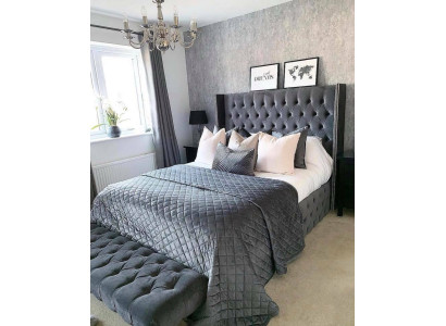 Groot stoffen bed in Chesterfield design Gestoffeerde textiel designer tweepersoonsbedden.