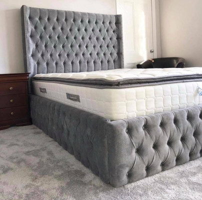 Groot stoffen bed in Chesterfield design Gestoffeerde textiel designer tweepersoonsbedden.
