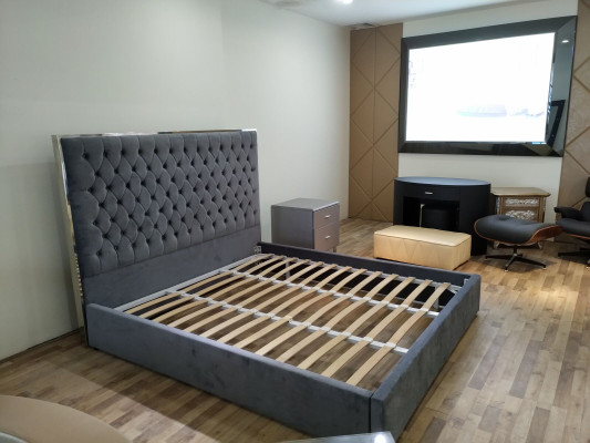 Groot stijlvol Chesterfield grijs tweepersoonsbed Textiel Bedden Luxe Design