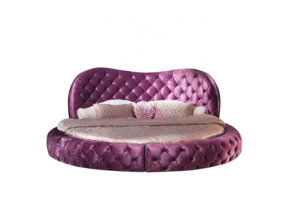 Rond designbed van Chesterfield-stijl voor de slaapkamer, gestoffeerd met paars textiel en leer, luxueus.