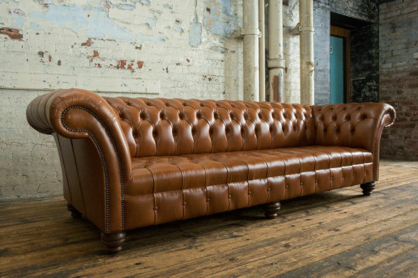 Bruine Chesterfield bank van leder, 4-zits XXL grote bank, nieuw gestoffeerd.