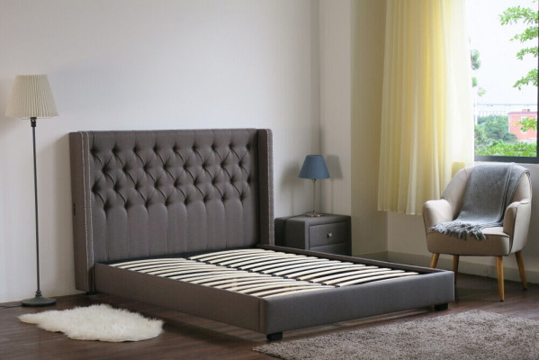 Groot grijs Chesterfield tweepersoonsbed Royale luxe bedden