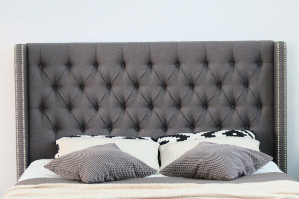 Groot grijs Chesterfield tweepersoonsbed Royale luxe bedden