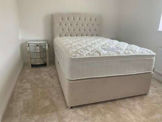 Groot beige Chesterfield tweepersoonsbed Luxe Moderne Bedden.