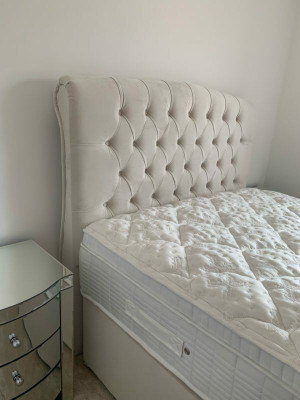 Groot beige Chesterfield tweepersoonsbed Luxe Moderne Bedden.