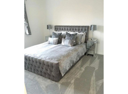 Grijze stijlvolle Chesterfield tweepersoonsbed ontwerper slaapkamer bedden.
