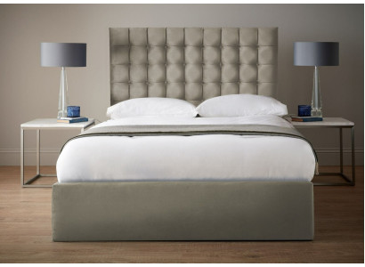 Modern lichtbeige Chesterfield tweepersoons designer slaapkamerbed.