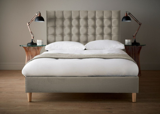 Modern lichtbeige Chesterfield tweepersoons designer slaapkamerbed.