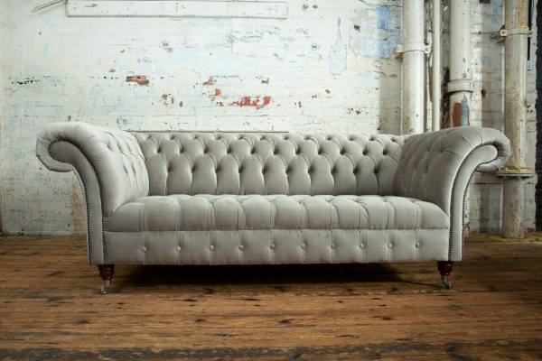 Stijlvolle lichte grijze Chesterfield driepersoons luxe woonkamerbank met 3 zitplaatsen.