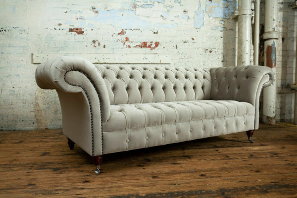 Stijlvolle lichte grijze Chesterfield driepersoons luxe woonkamerbank met 3 zitplaatsen.