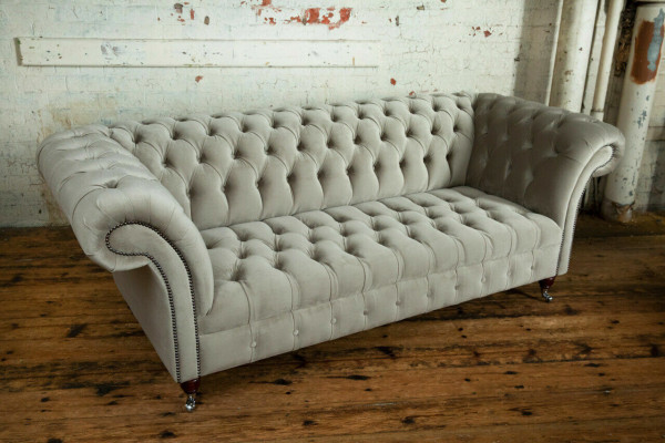 Stijlvolle lichte grijze Chesterfield driepersoons luxe woonkamerbank met 3 zitplaatsen.