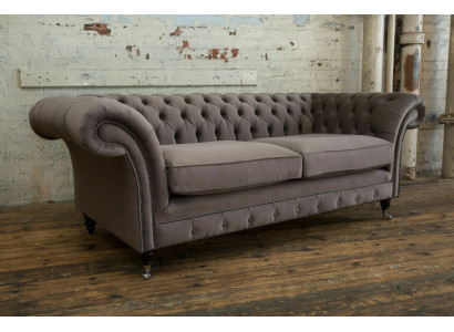 Luxe Chesterfield Driezitsbank voor de woonkamer in taupe design.