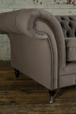 Luxe Chesterfield Driezitsbank voor de woonkamer in taupe design.