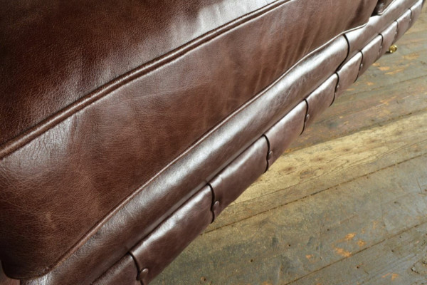 Bruine luxe Chesterfield 3-zits moderne woonkamerbank.