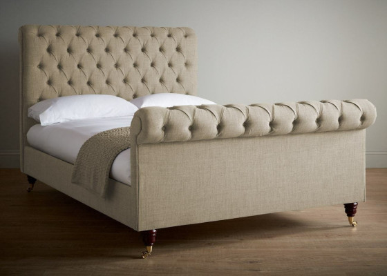 Beige luxe Chesterfield tweepersoonsbed ontworpen slaapkamerbed.