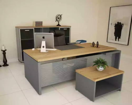 Hoogwaardige, moderne kantoorset van stevig hout in een elegante stijl.