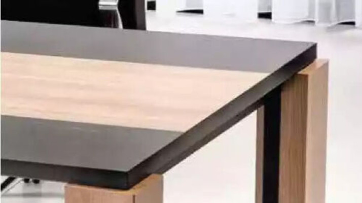 Hoogwaardige vergadertafels voor efficiënte vergaderingen en bijeenkomsten.