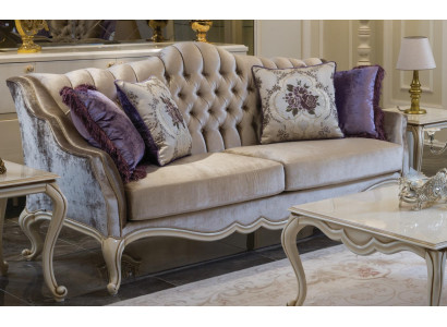 Driepersoons luxe bankstel met klassieke bekleding voor drie personen.