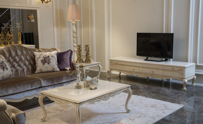 Driepersoons luxe bankstel met klassieke bekleding voor drie personen.