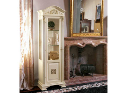 Elegante barokke glazen vitrinekast met fijne versieringen.