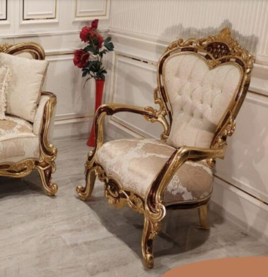 Een luxe klassieke oorfauteuil in wit barok van Chesterfield