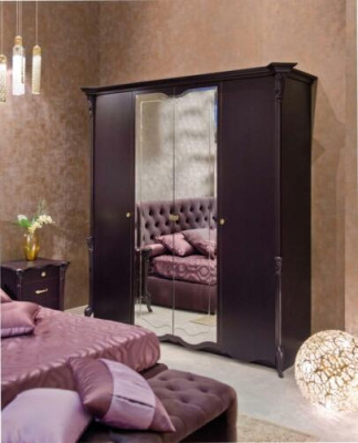 Mooie kledingkast met spiegeldeuren in een elegant Italiaans ontwerp.