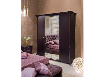 Mooie kledingkast met spiegeldeuren in een elegant Italiaans ontwerp.
