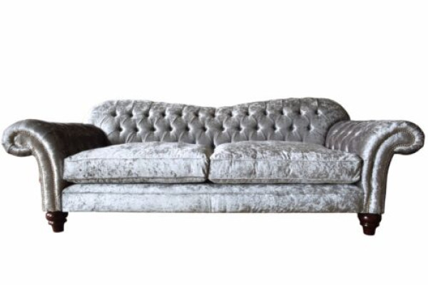 Luxe klassieke Chesterfield bank met drie zitplaatsen in het grijs.