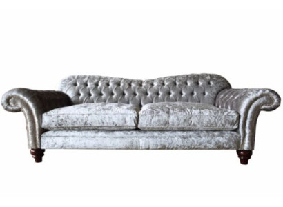 Luxe klassieke Chesterfield bank met drie zitplaatsen in het grijs.