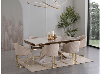 Eetkamer set met eettafel en 4 stoelen met leuningen.