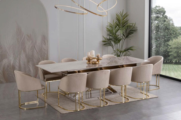 Eetkamer set met eettafel en 4 stoelen met leuningen.